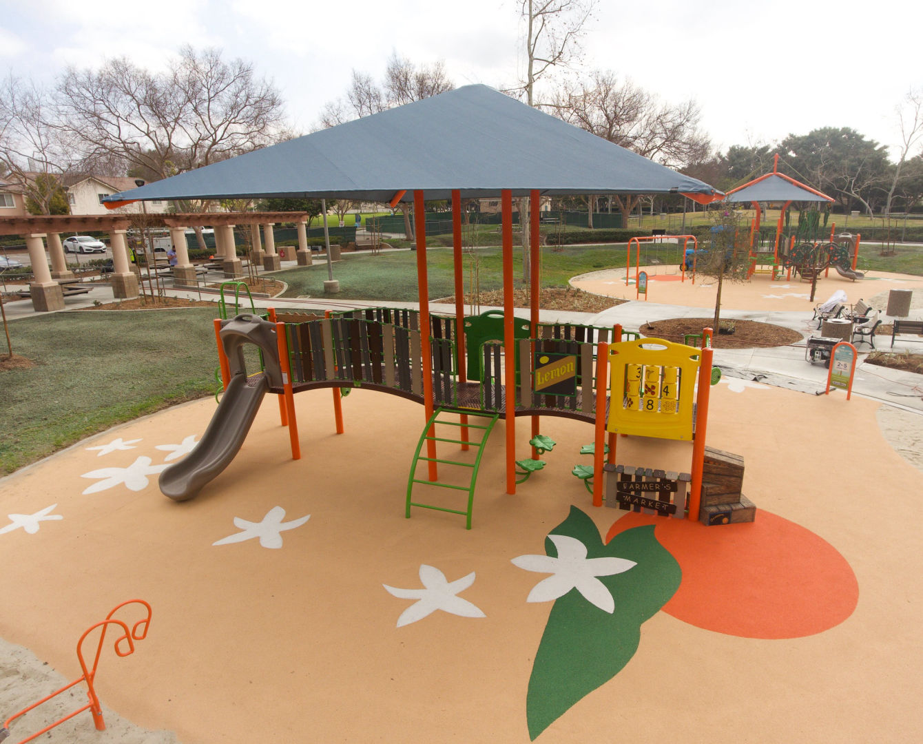 Custom unitary safety surfacing for a playground